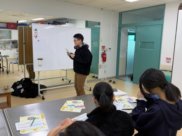 친구들에게 자신의 관심있는 것에 대한 내용을 발표하는 모습