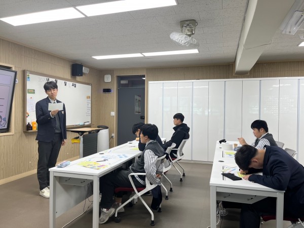 미래 나에게 쓴 편지를 발표하고 있는 모습