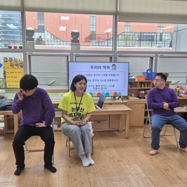 다같이 마지막 약속을 하는 모습