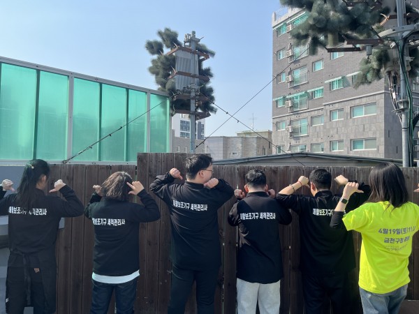 참여자가 함께 모여 단체복 착용한 모습