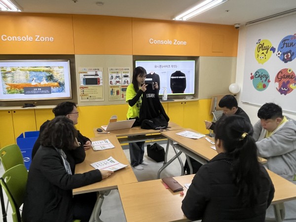 힐끔이 교육 참여자가 모두 모여 교육 참여하는 모습