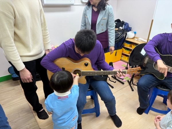 기타를 체험해보는 모습