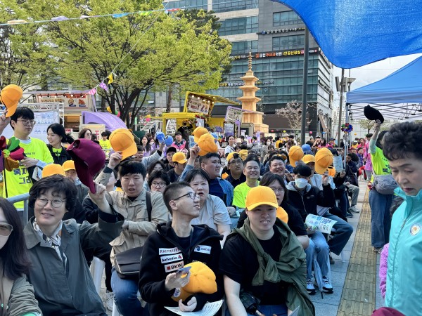 관객들이 모자퍼포먼스하는 모습