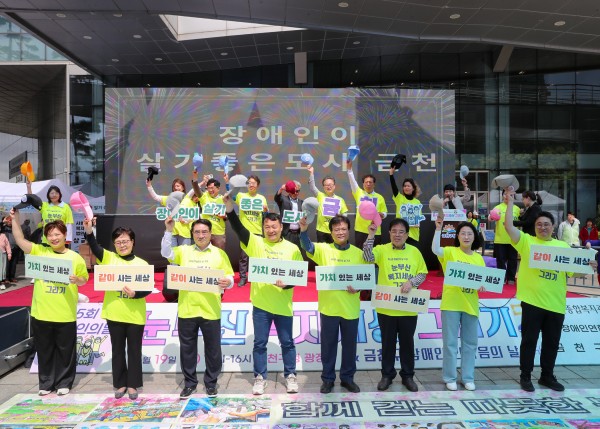 기념식 모자퍼포먼스하는 모습