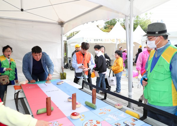 터링을 집중해서 참여하는 참가자의 모습