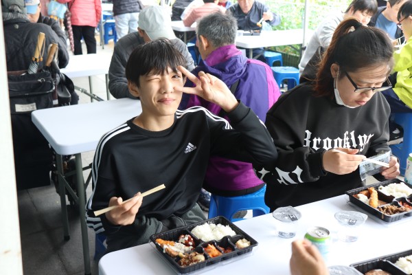 맛있게 한솥도시락을 먹는 모습
