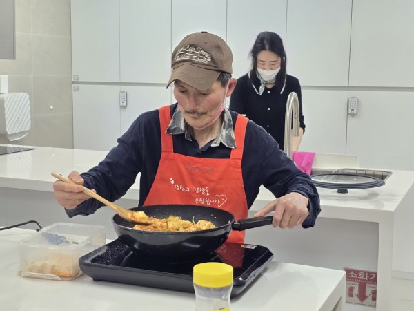 완성된 두부조림을 옮겨 담는 모습