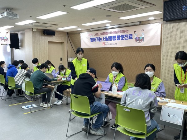 병원접수와 예진을 받고 있는 모습
