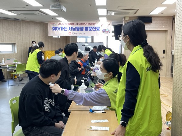 체온측정하고 있는 모습