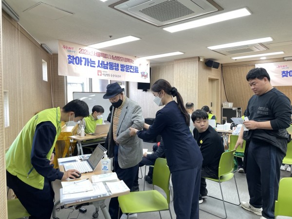 복약지도 받고 있는 모습