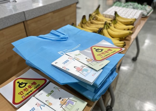 진료 끝난 후 건강음료, 바나나, 빵 등을 준비해둔 모습