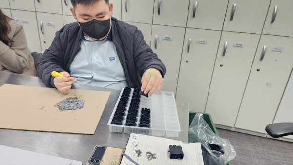 작업물을 완성시키고 정리하는 모습