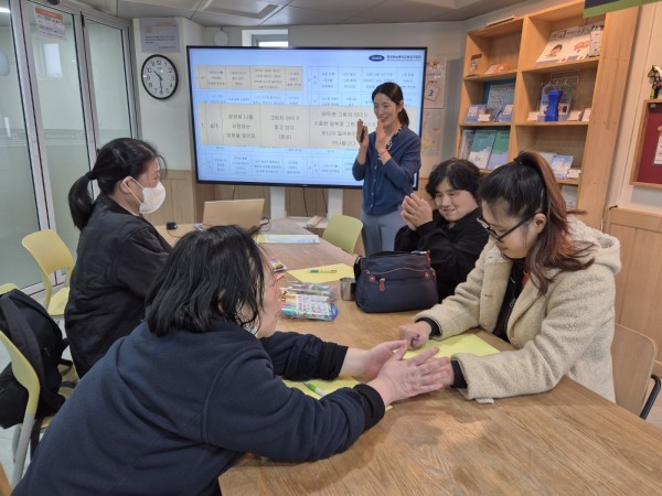 손을 잡고 본인의 이야기를 이야기하고 상대방의 말을 들어주는 모습