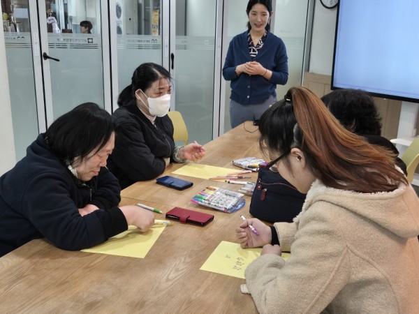 동화책을 자신과 대입하여 소감 및 본인의 이야기를 작성하는 모습