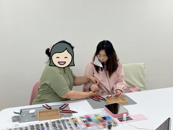 팔찌 만들고 있는 모습