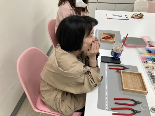 팔찌 만드는 활동을 재밌어하는 모습