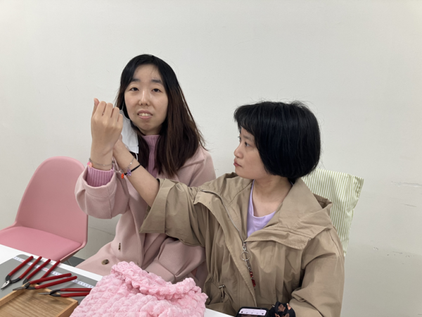 완성된 팔찌와 함께 찍어본 사진