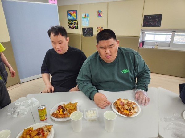 피자먹을준비하고있어요