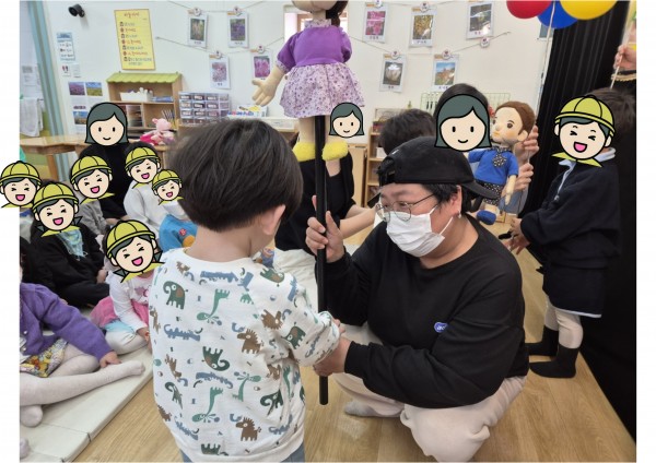 인형 만지는 체험을 하는 모습