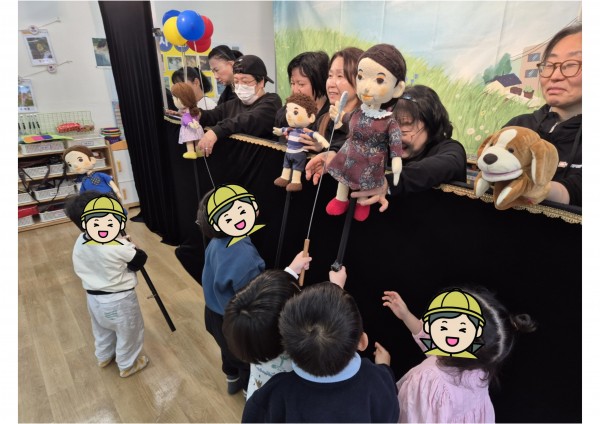 인형으로 직접 흔들어보는 모습