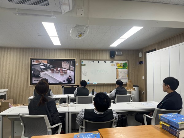 제과제빵사 직업 설명 영상을 보는 1학년 친구들