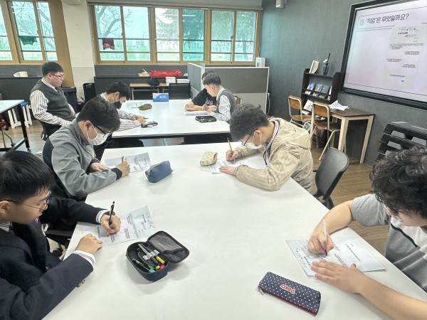 활동지를 작성하는 모습