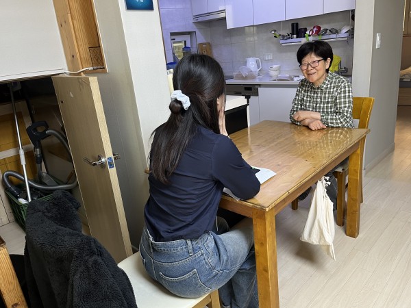 배치기관 담당자와 이야기 나누고 있는 모습