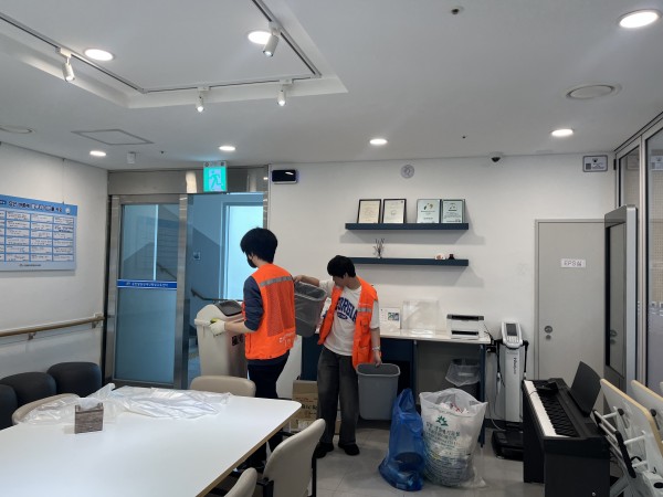 열심히 근무하고 있는 모습