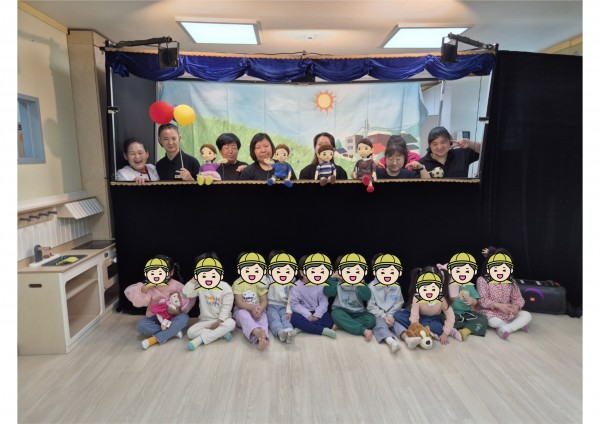 반별로 단체사진 찍는 모습