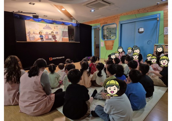 인형극을 집중해서 보는 모습