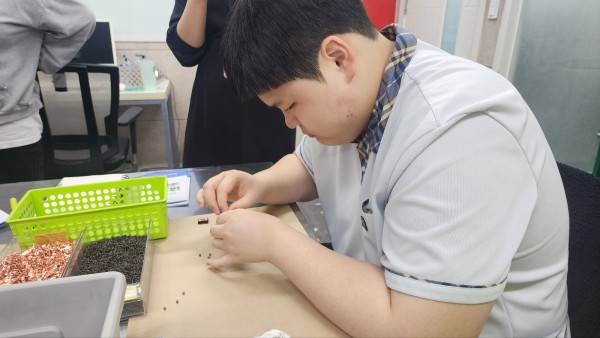 실습에 집중한 독산고 3학년 미세한 스프링을 분리하고 있다.