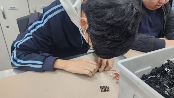 분리한 스프링을 PY부품에 조립하는 모습