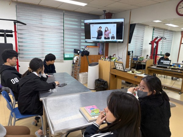 교육영상을 보는 모습