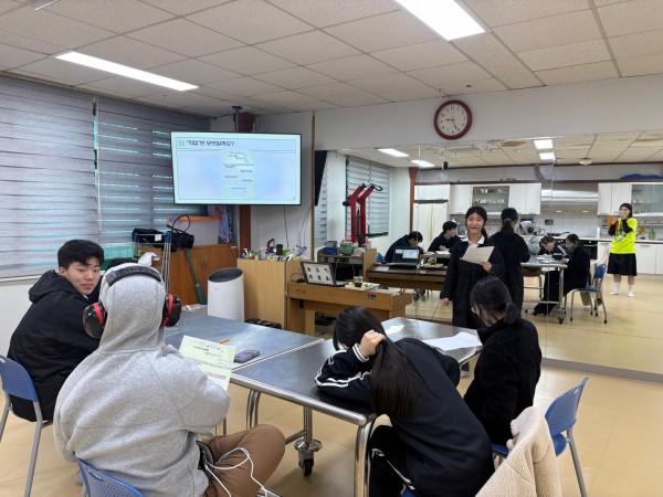 발표하는 금천고등학교 3학년 학생
