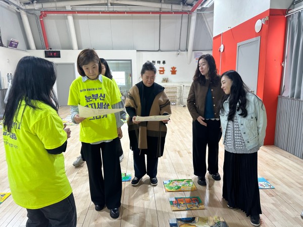 심사  논의 중인 심사 위원의 모습
