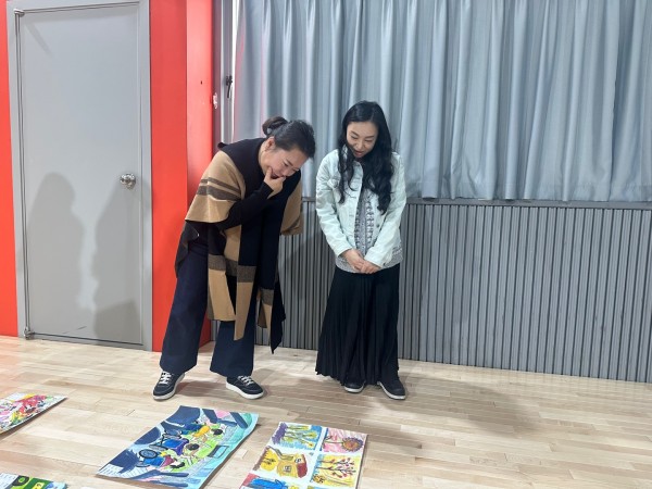 그림 심사 중인 심사 위원의 모습