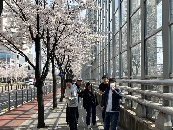 공원으로 이동하는 이용인