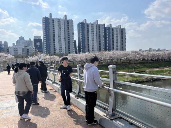 안양천을 구경하는 이용인