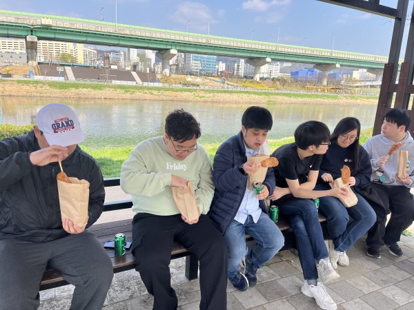핫도그를 먹고 있는 이용인