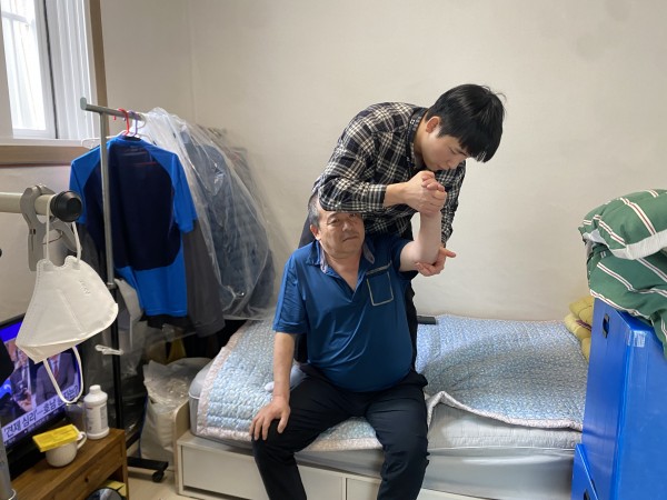 근긴장도 저하를 위한 상지관절 가동운동