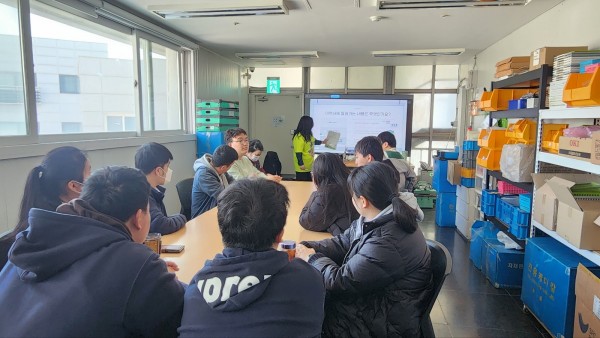 이력서에 대한 설명을 듣는 모습
