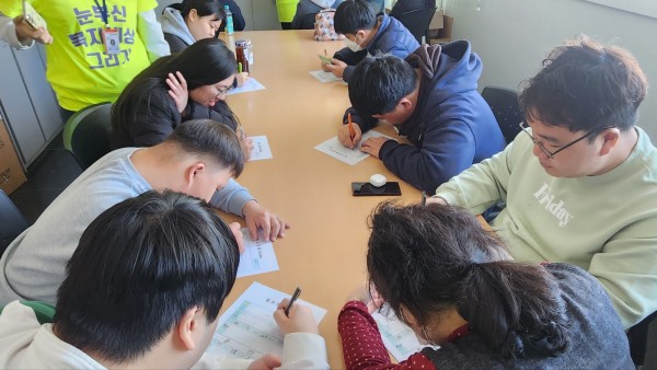 사이트에서 찾은 구인건을 보며 이력서를 작성하는 모습
