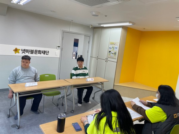 모의 면접을 진행하는 모습