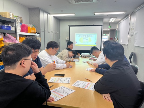 활동지 작성하는 사진