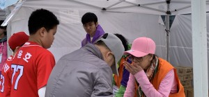 체험북 전달과 안내하는 봉사자 모습