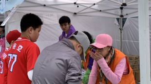 체험북 전달과 안내하는 봉사자 모습