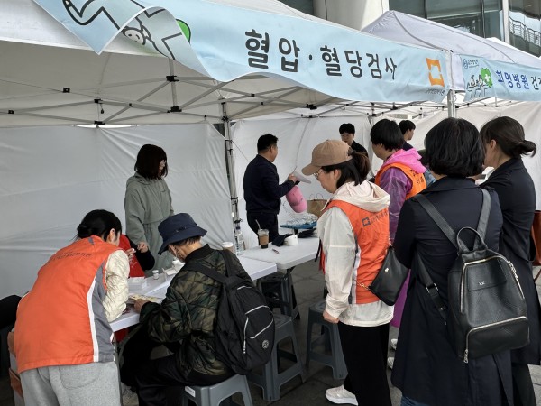 건강체험 부스 봉사자 모습