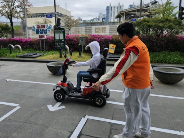 전동보장구 안전운전연습장 부스 봉사자 모습