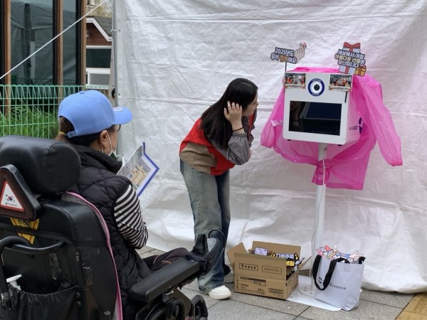사진촬영 부스 봉사자 모습