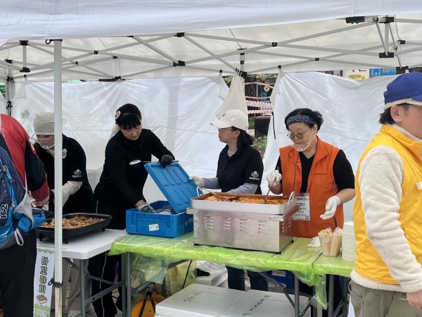 먹거리 부스 봉사자 모습